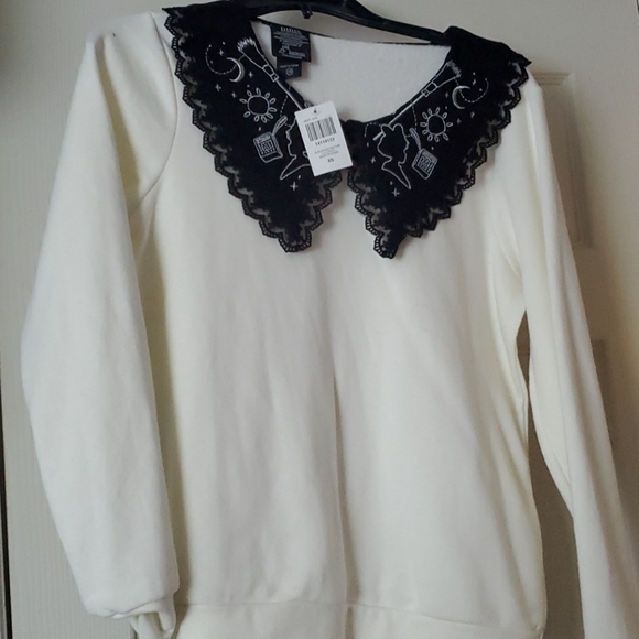 Hot Topic Tops - Kikis Delivery service